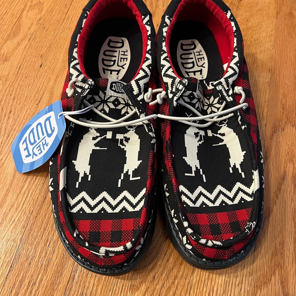 Hey Dude Wally Holiday Cheers Slip-On shoes